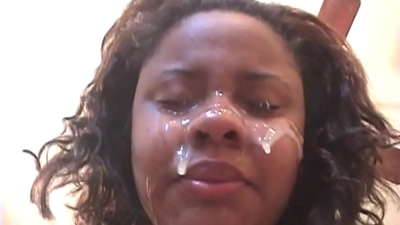Schwaarz brasilianesch Meedchen kritt e Sperma op hirem Gesiicht no analsex mat engem groussen Dick